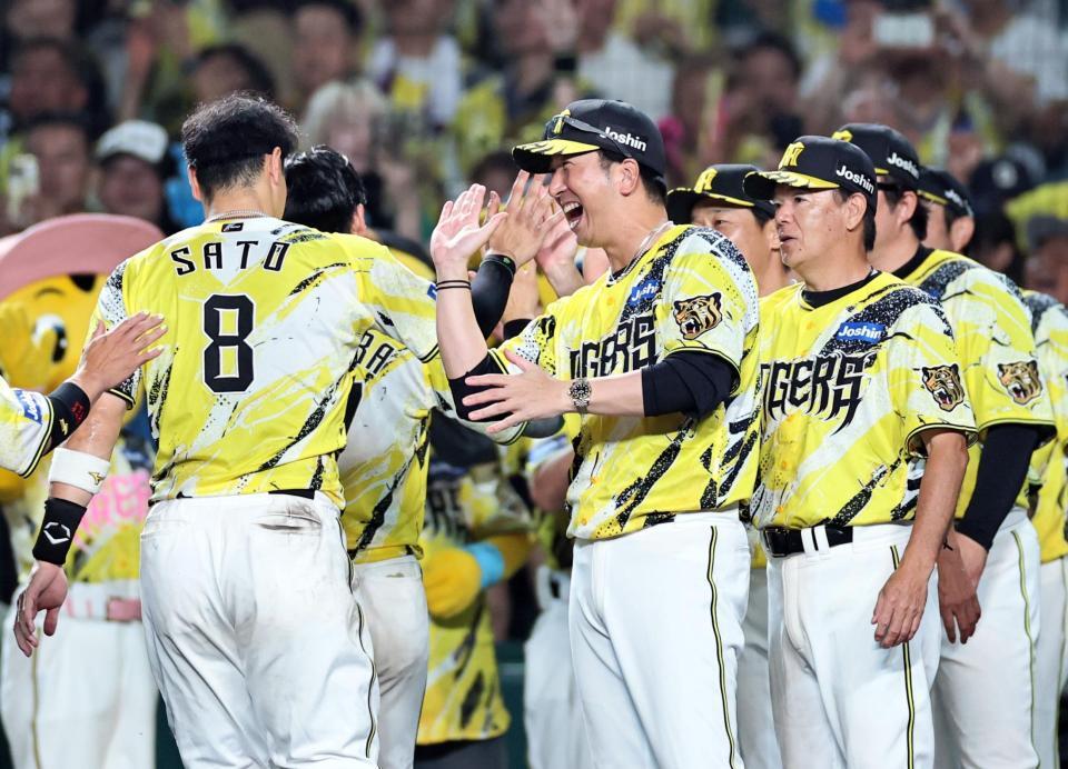 サヨナラ勝ちを決めたナインを迎える藤川監督（撮影・田中太一）