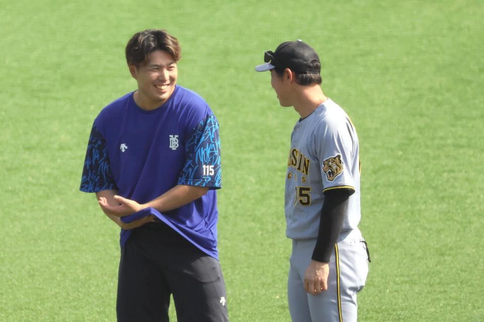 阪神・山崎２軍内野守備走塁コーチと会話を交わす馬場