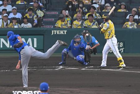 １回、四球を選ぶ森下（撮影・飯室逸平）