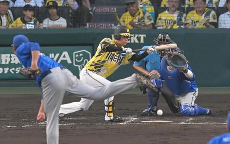 ２回、送りバントを決める高橋（撮影・飯室逸平）