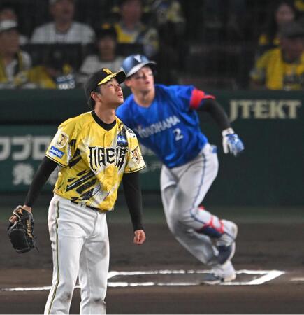 ６回、牧に勝ち越しソロを打たれ、打球を見つめる高橋（撮影・飯室逸平）