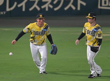 ８回、松尾の打球を捕り損ねる森下（撮影・飯室逸平）