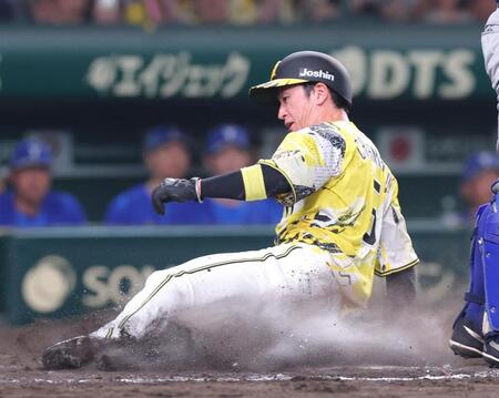 ８回、森下の右犠飛で勝ち越しの生還をする近本（撮影・立川洋一郎）
