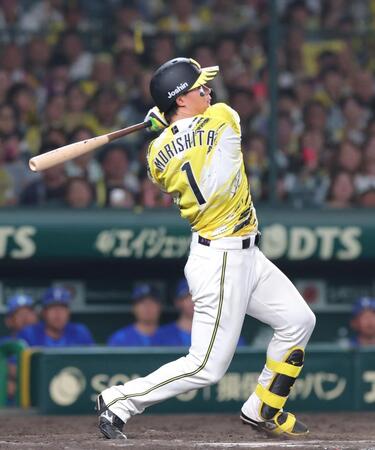 ８回、勝ち越しとなる右犠飛を放つ森下（撮影・立川洋一郎）