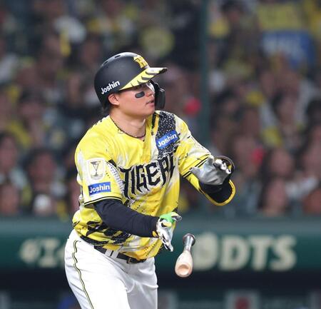 ８回、勝ち越しとなる右犠飛を放つ森下（撮影・立川洋一郎）