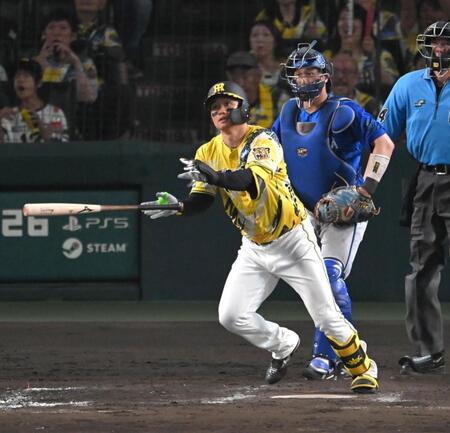 ８回、勝ち越し犠飛を放つ森下（撮影・飯室逸平）