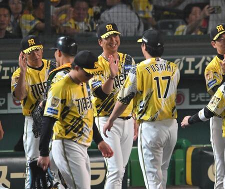 笑顔でナインとタッチを交わす藤川監督（撮影・飯室逸平）