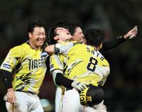　１１回、サヨナラ二塁打を放った高寺は佐藤輝らに祝福され歓喜する（撮影・田中太一）