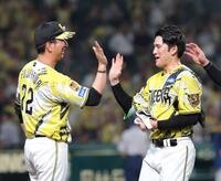 １１回、サヨナラ二塁打を放った高寺（右）とタッチを交わす藤川監督（撮影・立川洋一郎）