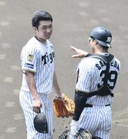 ライブＢＰを終え、栄枝（３９）と話をする石井（撮影・田中太一）