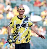 ファーストピッチセレモニーを務め、笑顔を見せるサンプラザ中野くん（撮影・立川洋一郎）