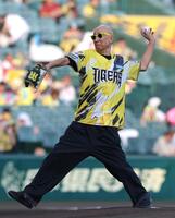 ファーストピッチセレモニーを務めるサンプラザ中野くん（撮影・立川洋一郎）