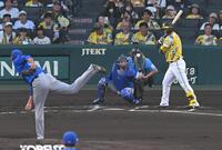 １回、四球を選ぶ森下（撮影・飯室逸平）