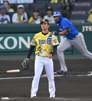 １回、エンカーナシオンに先制二塁打を許す高橋（撮影・飯室逸平）