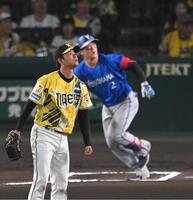 ６回、牧に勝ち越しソロを打たれ、打球を見つめる高橋（撮影・飯室逸平）