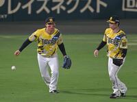 ８回、松尾の打球を捕り損ねる森下（撮影・飯室逸平）