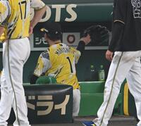 ８回、ベンチに戻りグラブを投げつける森下（撮影・飯室逸平）