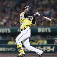 ８回、勝ち越し犠飛を放つ森下（撮影・田中太一）