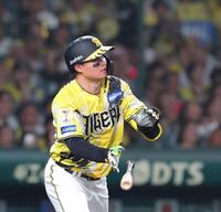 ８回、勝ち越しとなる右犠飛を放つ森下（撮影・立川洋一郎）