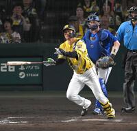 ８回、勝ち越し犠飛を放つ森下（撮影・飯室逸平）