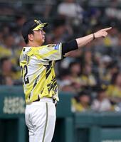 ６回、森下の二ゴロで中野がアウトとの判定にリプレイ検証を求める藤川監督（撮影・立川洋一郎）
