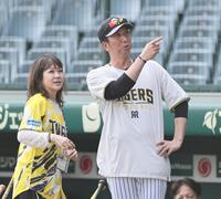 ＬＩＮＤＢＥＲＧ・渡瀬マキと話をする藤川監督（撮影・田中太一）