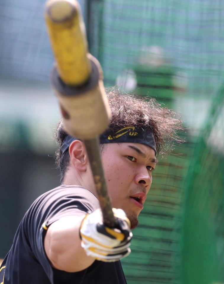 打撃練習に臨む佐藤輝（撮影・立川洋一郎）