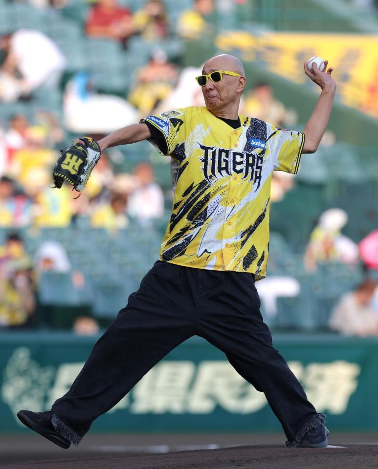 ファーストピッチセレモニーを務めるサンプラザ中野くん（撮影・立川洋一郎）
