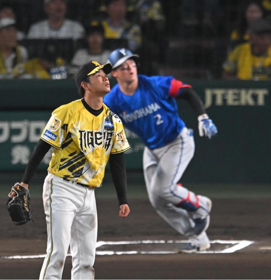 ６回、牧に勝ち越しソロを打たれ、打球を見つめる高橋（撮影・飯室逸平）