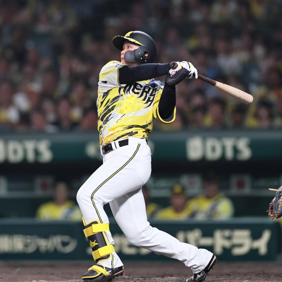 ８回、勝ち越し犠飛を放つ森下（撮影・田中太一）