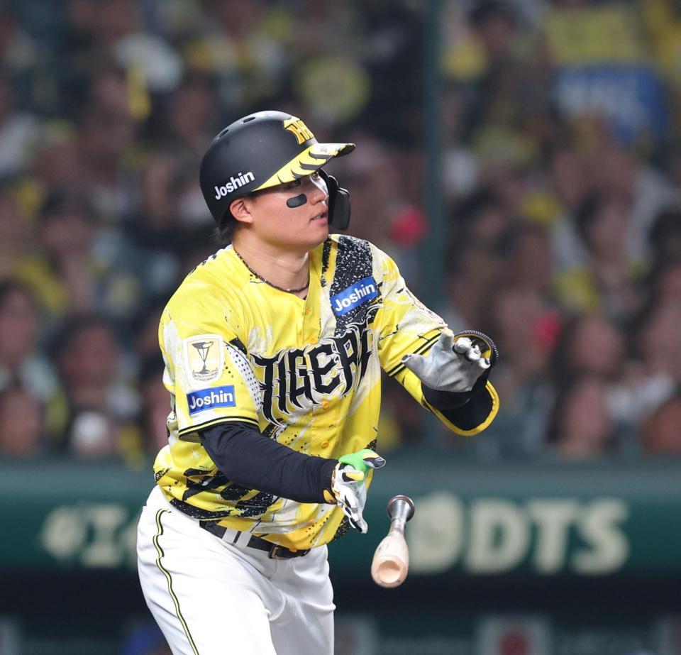 ８回、勝ち越しとなる右犠飛を放つ森下（撮影・立川洋一郎）