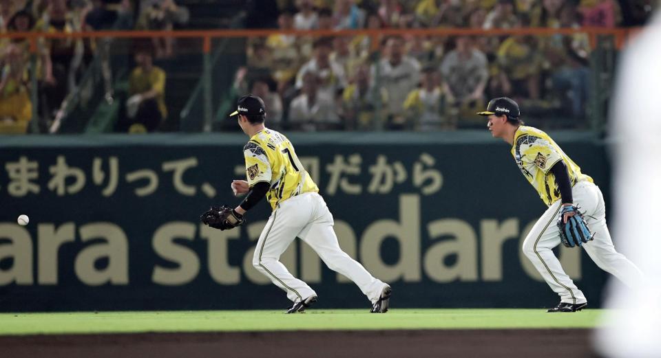 ８回、松尾の打球をお見合いし二塁打にする森下と中野（撮影・田中太一）