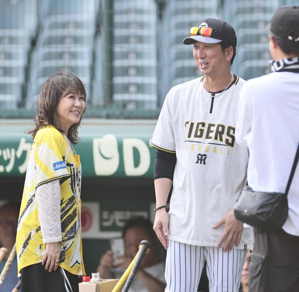 ＬＩＮＤＢＥＲＧ・渡瀬マキと話をする藤川監督（撮影・田中太一）