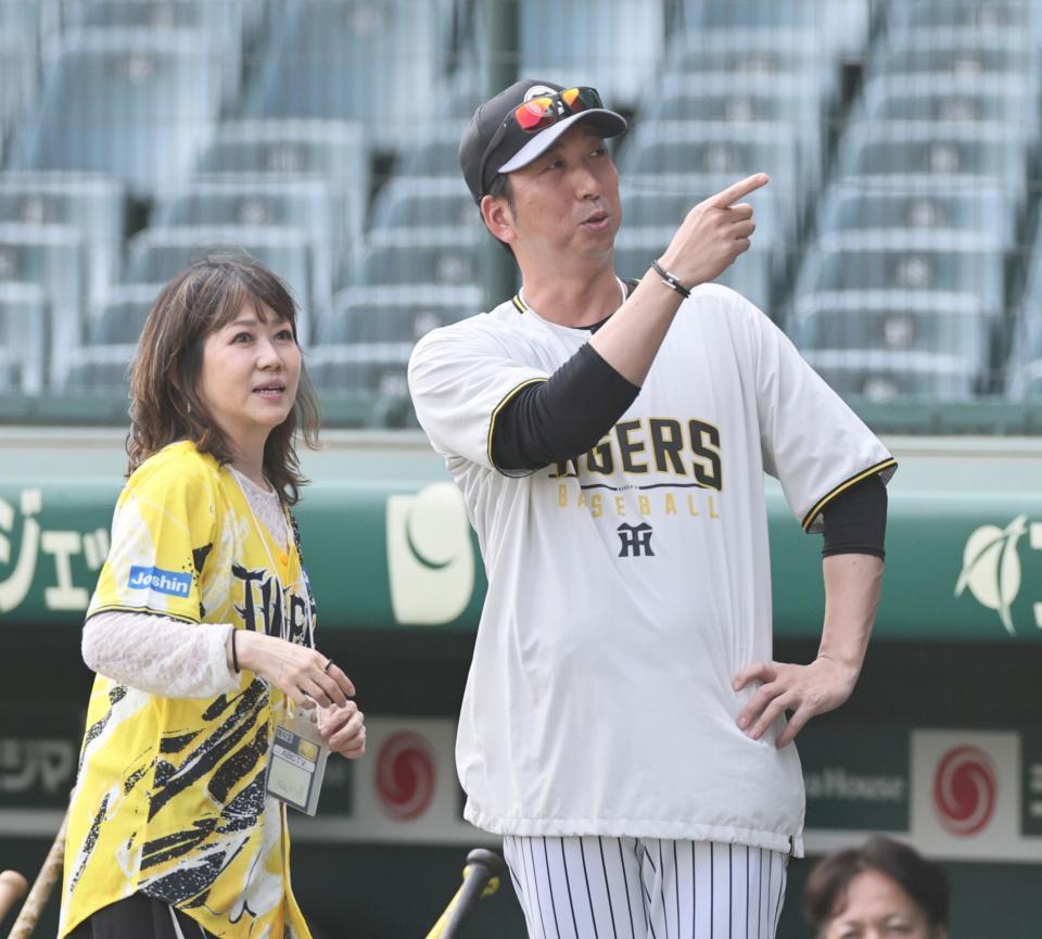 ＬＩＮＤＢＥＲＧ・渡瀬マキと話をする藤川監督（撮影・田中太一）
