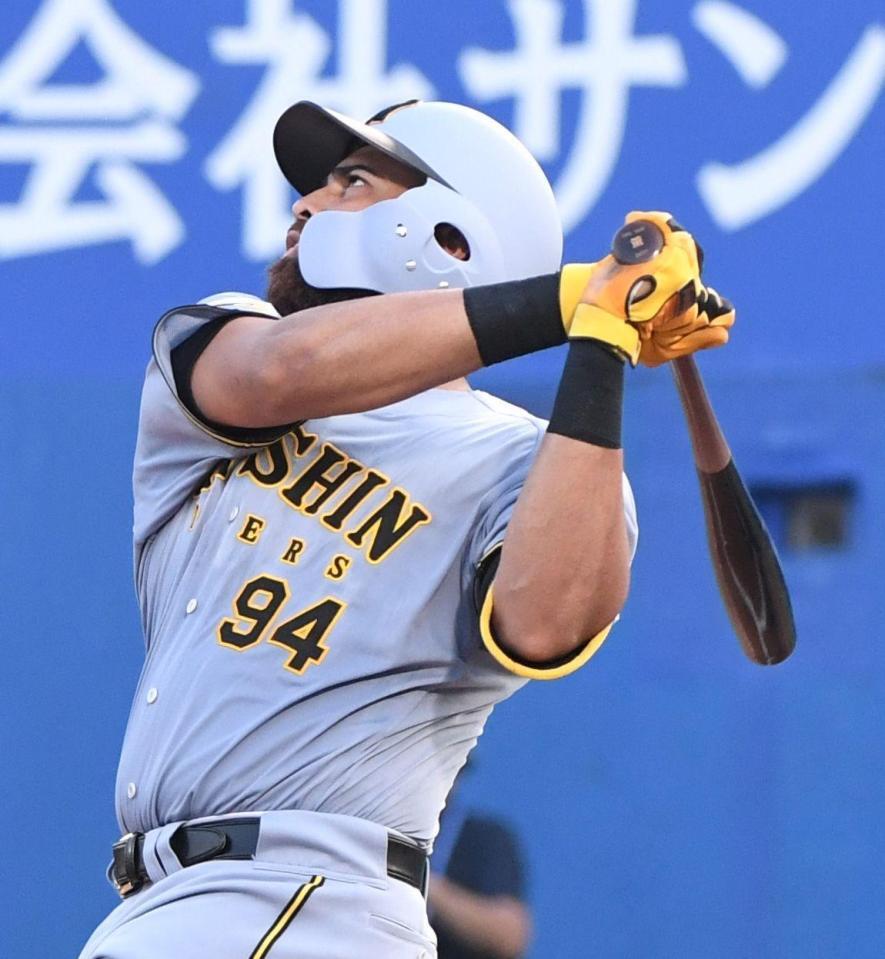 １回、ガルシアは中飛に終わる（撮影・佐藤厚）