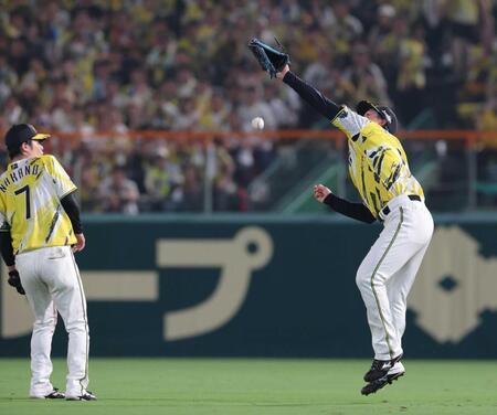 　８回、打球を落球する森下。左は中野（撮影・立川洋一郎）