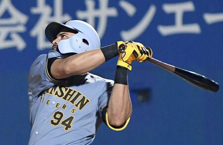 　９回、ガルシアは左中間に１号ソロを放つ（撮影・佐藤厚）