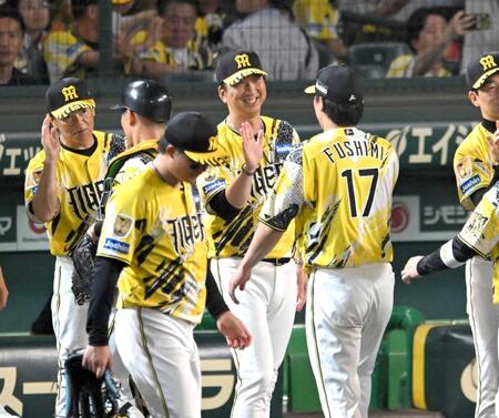 　笑顔でナインとタッチを交わす藤川監督（撮影・飯室逸平）