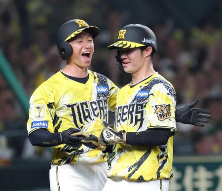 ６回、大山の２点適時打で勝ち越しの生還をし中野（右）と喜ぶ近本（撮影・立川洋一郎）
