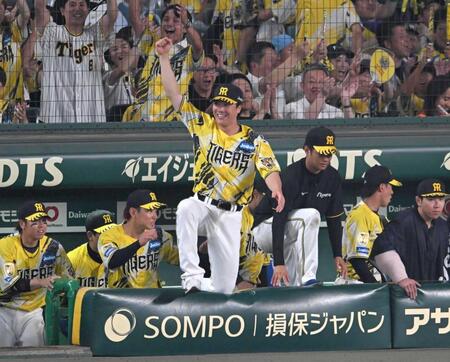 勝利に沸く伏見（中央）ら阪神ナイン（撮影・飯室逸平）