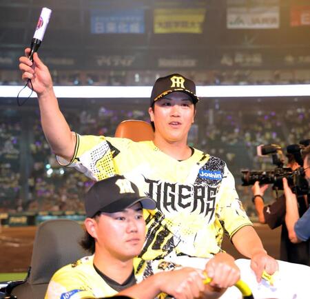 ファンの歓声に応え場内を一周する伏見（撮影・立川洋一郎）