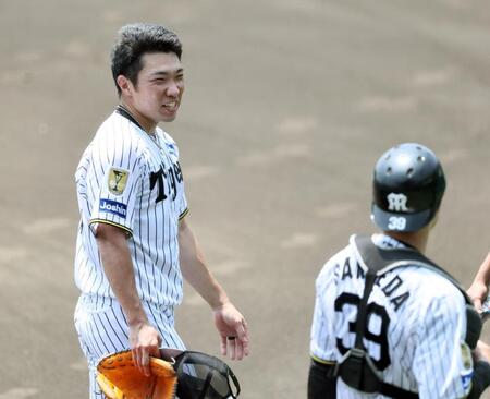 ライブＢＰを終え、阪神・栄枝（右）と話をする石井（撮影・田中太一）