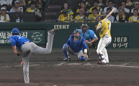 ３回、藤浪から死球を受ける大山（撮影・飯室逸平）