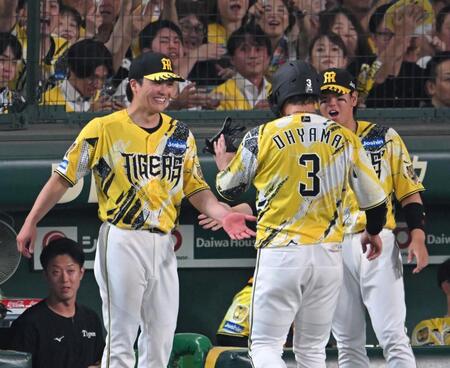 ６回、勝ち越し打を放った大山（３）を笑顔で迎える伏見（撮影・飯室逸平）