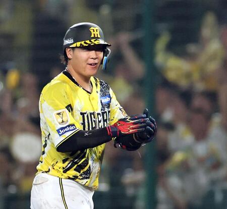 ６回、勝ち越し適時打を放ち手をたたく大山（撮影・田中太一）