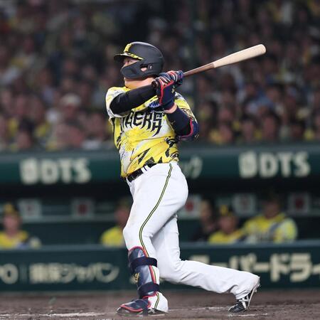 ６回、勝ち越し打を放つ大山（撮影・田中太一）