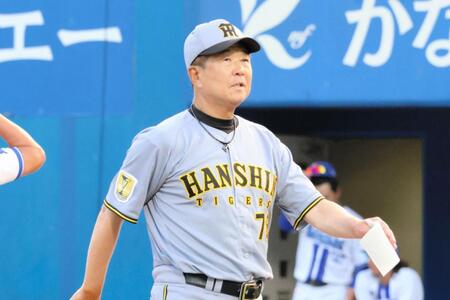 メンバー表交換を終え、ベンチに戻る平田２軍監督