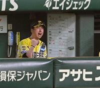 　６回、リクエストで判定が覆り、ガッツポーズする（撮影・飯室逸平）