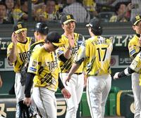 　笑顔でナインとタッチを交わす藤川監督（撮影・飯室逸平）