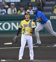 　１回、エンカーナシオンに先制二塁打を許す高橋